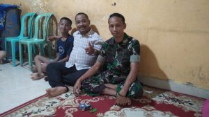 Babinsa Serda Afrizal, Gelar Komsos di Rumah Warga