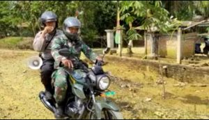 Gunakan Sepeda Motor, Sertu Misnadi dan Bripka Hotler Siaran Karhutla