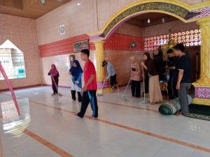 Mahasiswa Kukerta UIN STS Jambi, Bersihkan Masjid dan Musholla