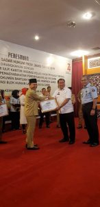 Bupati Adirozal Terima Penghargaan Anubhawa Sasana Desa dari Kemenkumham
