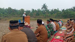 Kapolsek Vll Koto Bersama Masyarakat, Gelar Sholat Minta Hujan