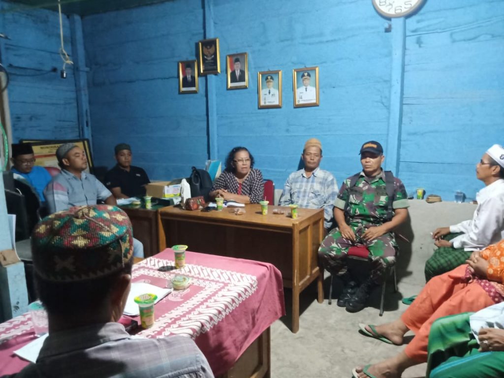 Babinsa Sertu Zainal Ikhwan Gelar Komsos Bersama Warga Terkait Kekeringan Lahan Sawah