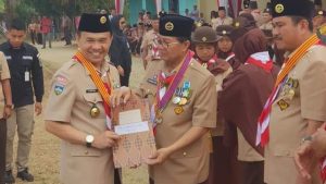 Bupati Adirozal Terima Lencana Melati dari Ketua Kwartir Nasional Pramuka Budi Waseso