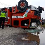 Niat Ingin Memadamkan Api, Satu Unit Mobil Damkar Malah Terbalik