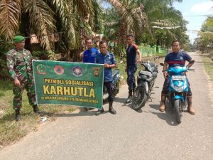 Bersama Damkar, Babinsa Serda Mursalin Gelar Patroli Karhutla