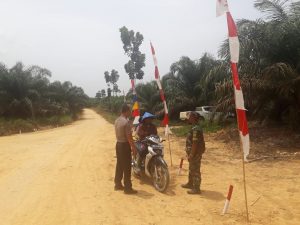 Babinsa Sertu Efekno dan BKTM Gelar Patroli dan Anjangsana ke Warga