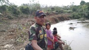 Babinsa Sertu Ishak, Ingatkan Warga Dilarang Meracun dan Menyetrum Ikan