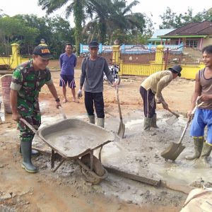 Rajut Kebersamaan, Babinsa Serda Wianto Goro Membuat Rumah Warga