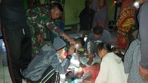 Satgas Pamtas Yonif Raider 142/Kj Bantu Warga Kecelakaan