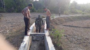 Bersama Petani, Serda Andi Iskandar Cek Saluran Irigasi