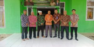 Kompak Pegawai KUA Muko-Muko Bathin VII Pakai Baju Batik