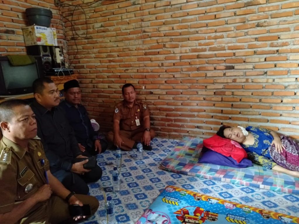 Bupati Bungo Sambangi Rumah Jumiati Penderita Kanker Getah Bening