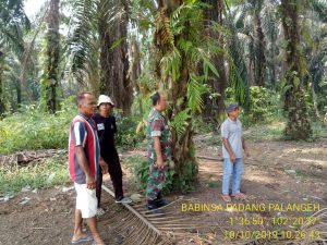 Koptu Hendrizon Patroli Karhutla Bersama Warga
