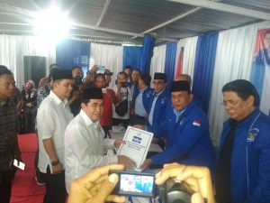 Serahkan Berkas Ke Demokrat AJB di Dampingi Adik Walikota Jambi