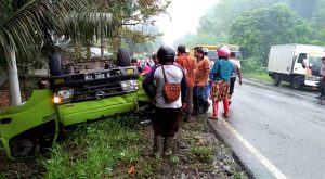 Hindari Pemotor, Mobil Box Muatan Sabun Terbalik di Bungo