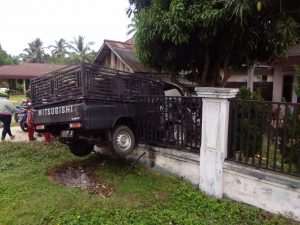 Sopir Mengantuk, L 300 Hantam Pagar Rumah Warga Bungo