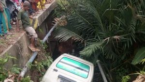 Nyalip Mobil Pengankut Pasir, Minibus Carry Nyungsep Ke Sungai