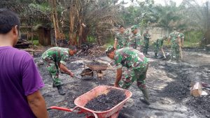Babinsa Koramil 416-01/Rantau Pandan, Bersihkan Sisa Kebakaran di Ponpes Tahfizul Quran