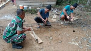 Babinsa Koramil 02/Tanah Tumbuh Bantu Buat Rumah Warga
