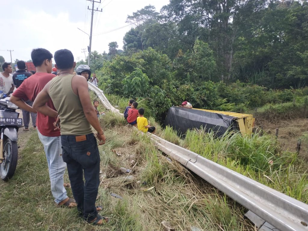 Sebelum Terguling, Truk Muatan Tomat Tabrak Pembatas Jalan
