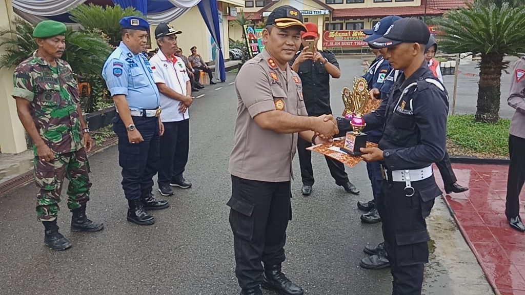 Kapolres Tebo Pimpin HUT Satpam 39, Diguyur Hujan Tetap Semangat