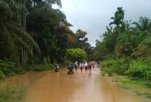 Jalan Dua Desa di Vll Koto Ilir Terendam Banjir