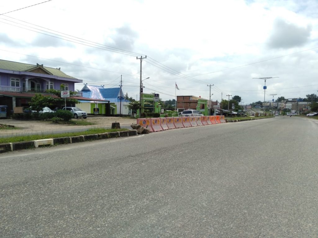 Sering Terjadi Kecelakaan, Median Jalan Didepan Dishub Ditutup