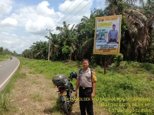 BKTM Brigpol Roy Pasang Baliho, Ajak Warga Kurangi Konsumsi Plastik