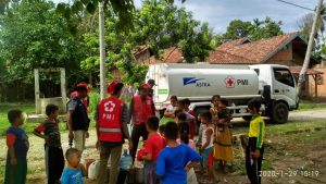 PMI Tebo Salurkan Air Bersih, Kepada Warga Terdampak Banjir