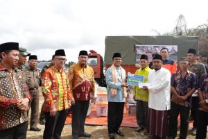 Bupati Bungo Dampingi Gubernur Jambi Serahkan Bantuan