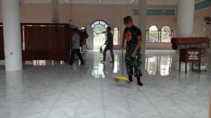 Bersama Warga, Koptu Afriyadi Bersihkan Masjid