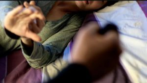 Gila! Suami Raba Tubuh ABG di Samping Istri