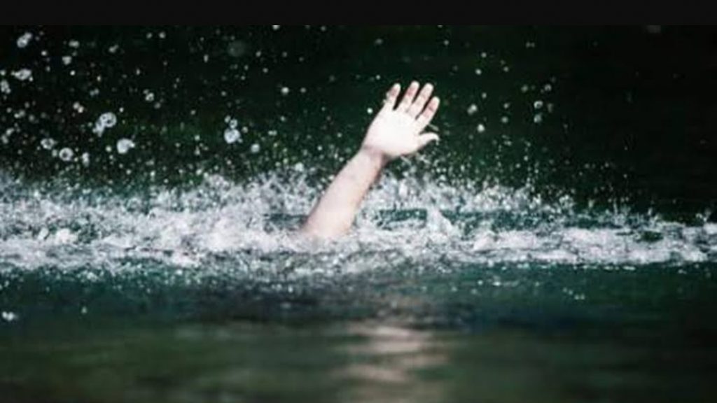 Mandi di Sungai, Pendi Ahmad Terbawa Arus