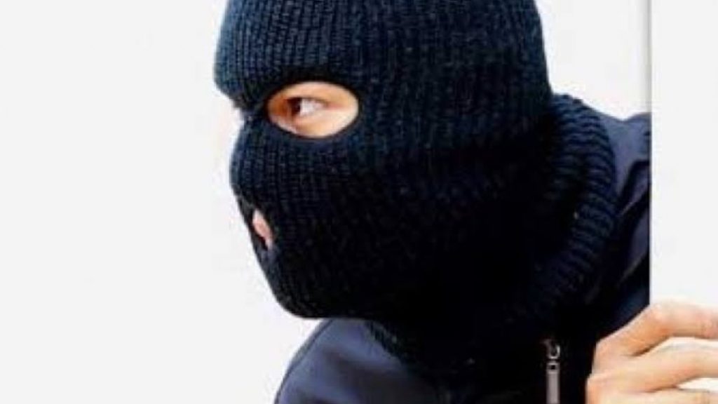 Pencuri Celana di Alfamart Terekam CCTV