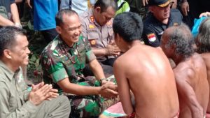 Begini Keakbraban Dandim 0416/Bute Bersama Warga SAD