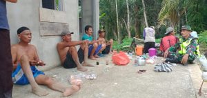 Babinsa Suraji Goro Membangun Rumah Warga