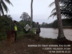 Cek Debit Air Sungai, Sertu Tohirin Turun Bersama Warga