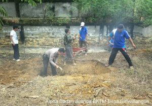 Buat Lobang Tempat Sampah, Aipda Dadan Goro Bersama Warga