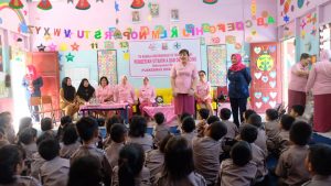 Ketua Bhayangkari Tanjung Balai, Berikan Vitamin Kepada Anak TK Kemala