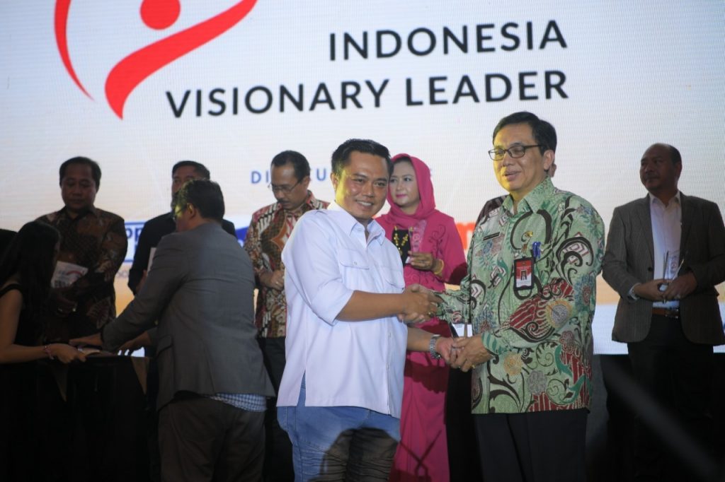 Bupati Merangin Terima Penghargaan SINDO MEDIA, Event Indonesia Visionary Leader