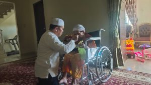 Berbakti, Al Haris Suapi Emaknya Yang Sakit