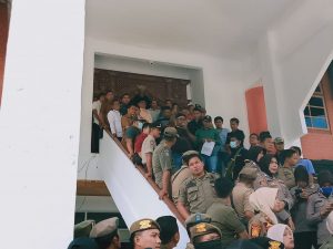 Warga Tabir Gelar Aksi di Gedung DPRD Merangin
