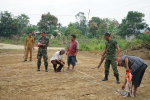 Satgas TMMD, Bangun Lapangan Volly di Sungai Binjai