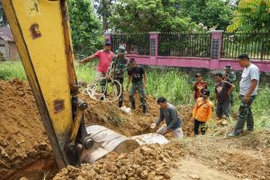 TNI dan Warga Gotong Royong Pasang Gorong-gorong di Jalan Baru