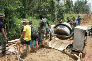 Satgas dan Warga Mulai Geber Cor Lantai Box Culvert