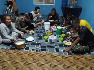 Penuh Keakraban, Makan Malam Satgas TMMD dan Warga
