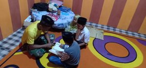 Anggota Satgas TMMD, Mengajar Ngaji Adik Asuh