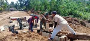 Satgas TMMD dan Warga, Bahu Membahu Pasang Gorong-gorong