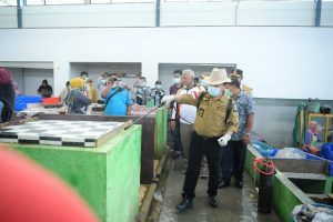 Bupati Merangin, Turun Langsung Semprot Cairan Desinfektan
