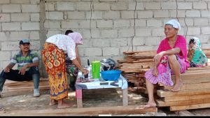 Nenek 79 Tahun, Siapkan Air Minum Untuk Satgas TMMD